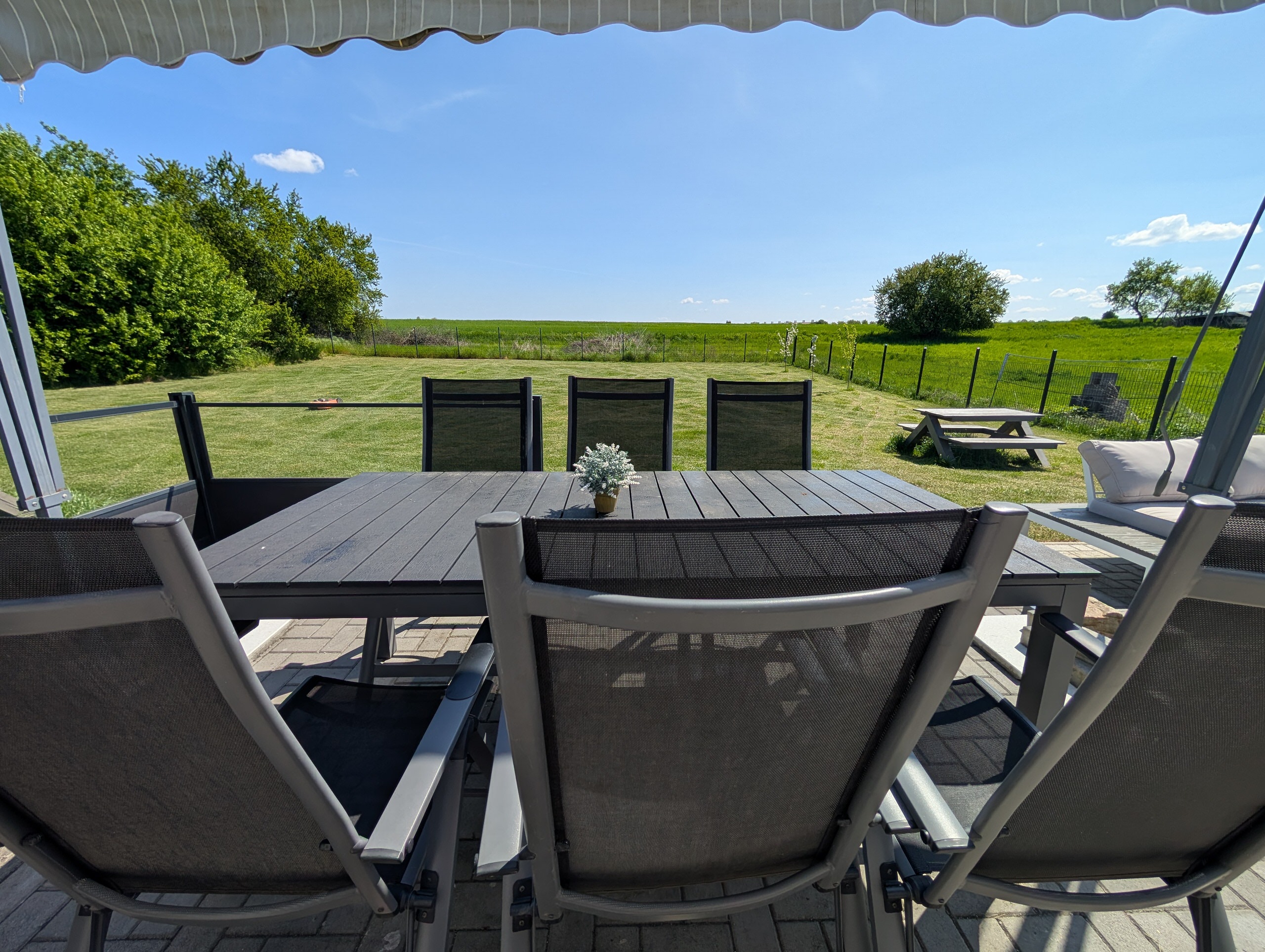 ferienhaus_magnolie-aussenbereich-tisch